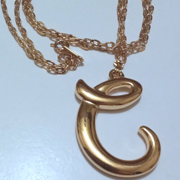 VINTAGE AVON GOLD TONE INITIAL “C”  PENDANT NECKLACE - Picture 2 of 3